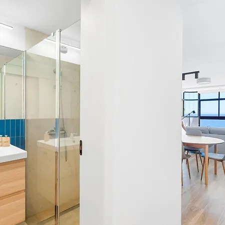 Stylish With Stunning Views & Parking Апартаменты