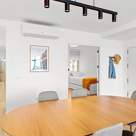 Stylish With Stunning Views & Parking Апартаменты *