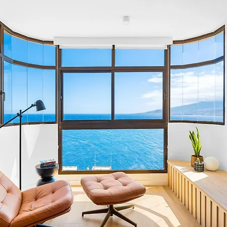 Апартаменты Stylish With Stunning Views & Parking *