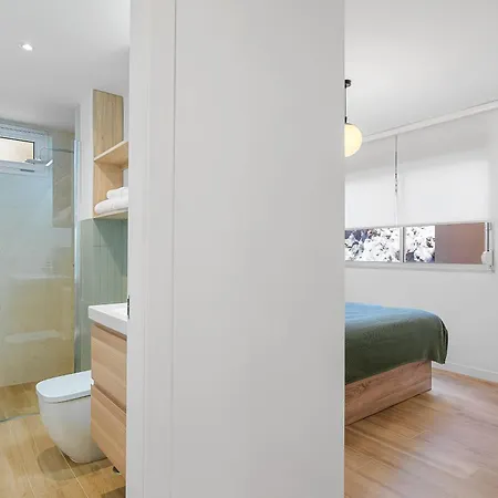 Stylish With Stunning Views & Parking דירה *