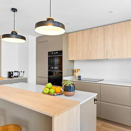 Stylish With Stunning Views & Parking דירה