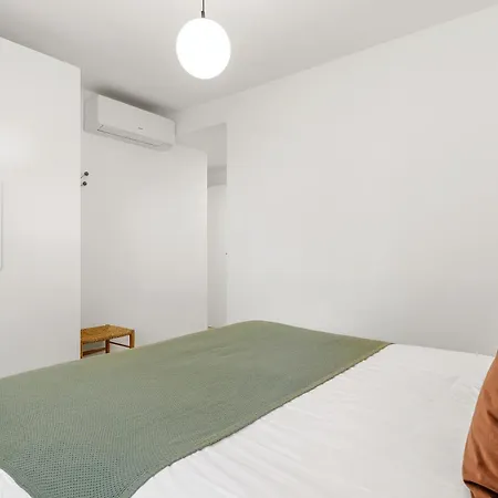 Stylish With Stunning Views & Parking *