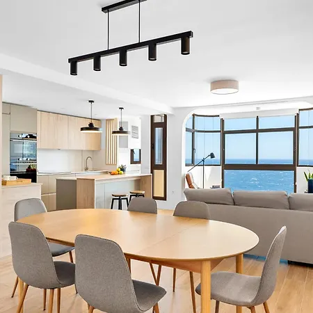 Stylish With Stunning Views & Parking דירה *