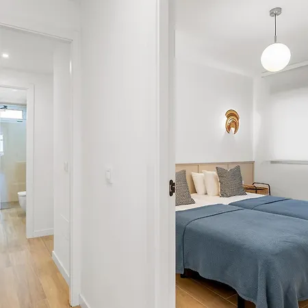 Stylish With Stunning Views & Parking דירה