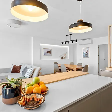 Stylish With Stunning Views & Parking דירה *