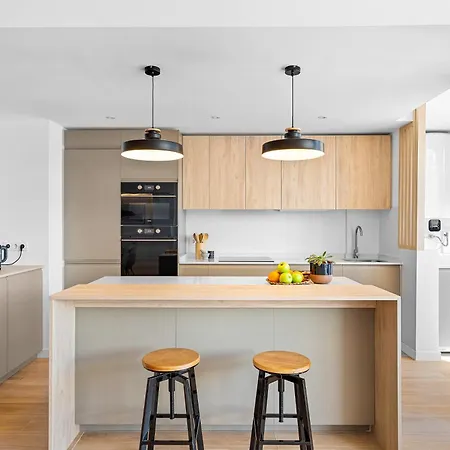 Stylish With Stunning Views & Parking * Radazul