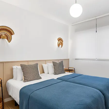 Stylish With Stunning Views & Parking דירה