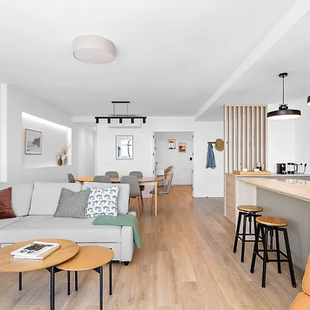 Stylish With Stunning Views & Parking דירה